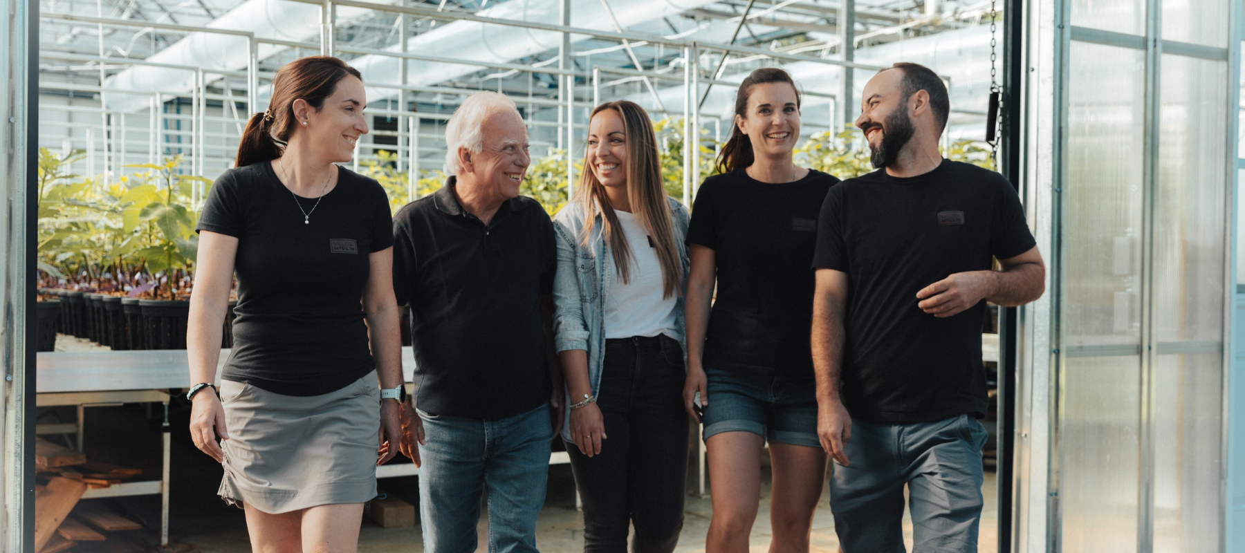 Famille Proulx sourire dans la serre de figuiers