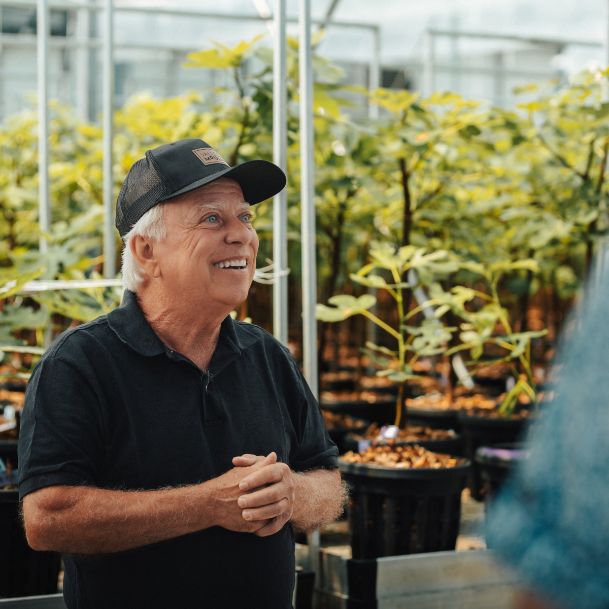 Serge sourire visite guidée de la serre